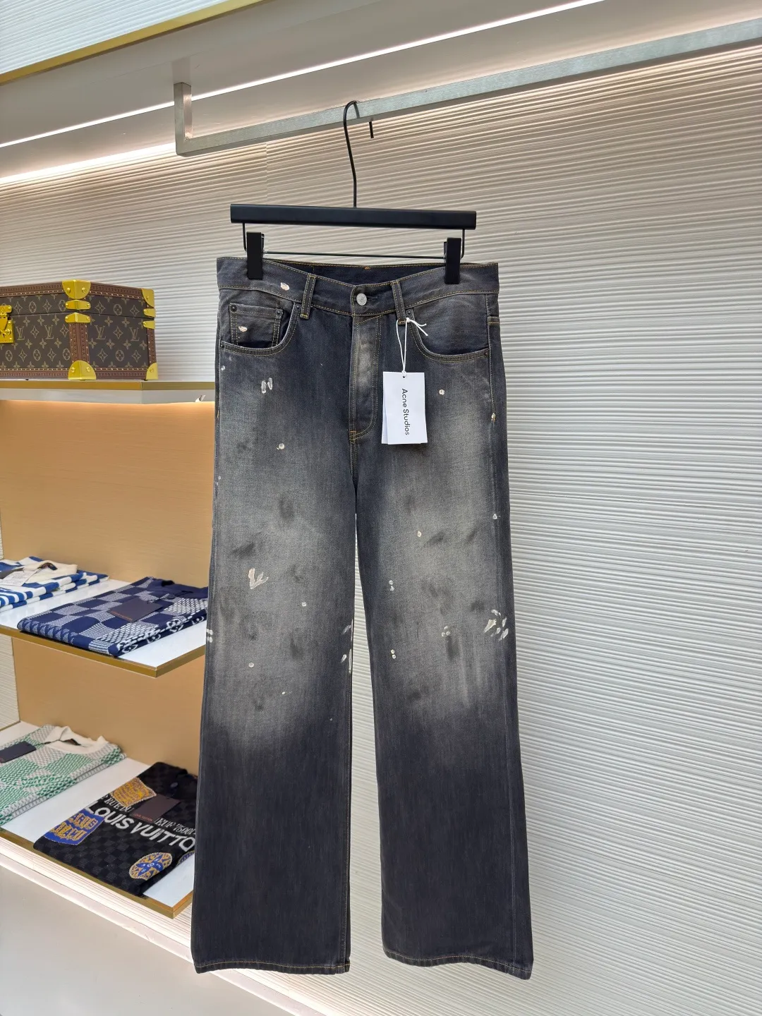 Acne Studios washed ink-splashed straight jeans ●Authentic product: Purchased and developed by 2859 ●Item number: 1680279-A75 ●Fabric: denim fabric ●Technology: Painting process ●Weight: about 780 grams ●Version: Fitted version ●Size: 30-31-32-33-34 ●Description: Made of denim fabric imported from Japan, which is characterized by high density and thick yarn, so it has strong wear resistance and tensile strength It also has softness. With the passage of time and frequent wearing, denim fabric will gradually become softer. After special dyeing and finishing processes to fit the body, denim fabric also has good color fastness and washability. It can withstand multiple washings without fading easily. The hand-painted ink splash design takes up to 30 minutes to paint a finished product. The daily output is limited. The work process is very cumbersome. After painting, it is washed and aged. It is an important process to give the denim fabric a retro and aged effect, showing a natural Uneven fading effect. Customized genuine leather label. Pink thread is used for marking the back pocket in details. The overall wiring is straight and delicate. The fabric is comfortable and soft. The color is consistent and no color difference. It can be matched with the same style to create a fashionable look and control various occasions. Customized accessories. Complete three labels. Same style for men and women!